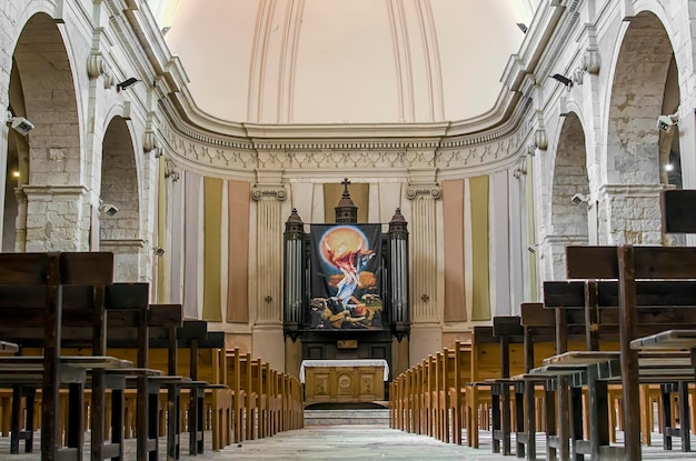 Oppervlakte van banken in rij in de kerk