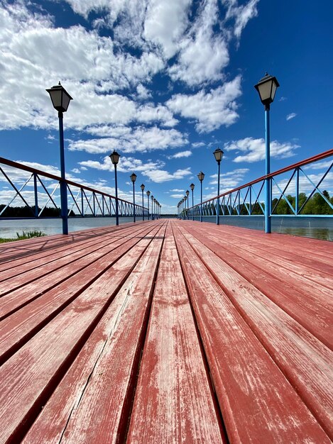 Oppervlakte van de pier op de brug tegen de lucht