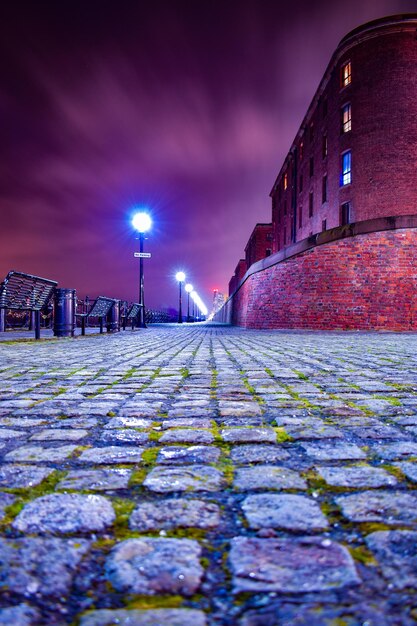 Foto oppervlakte van de straat te midden van gebouwen tegen de lucht