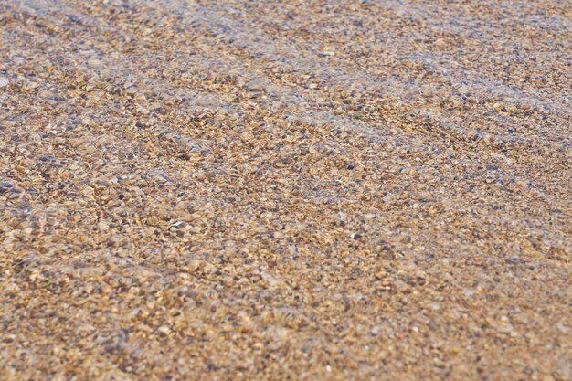 Oppervlakte van helder water op tropisch zandstrand in Kreta Griekenland.