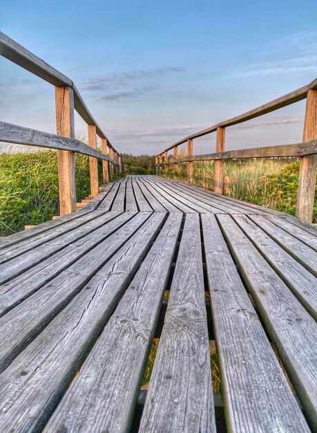 Foto oppervlakte van houten voetgangersbrug tegen de lucht