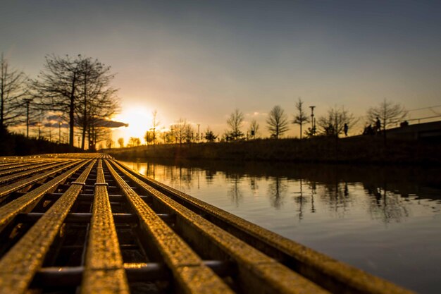 Foto oppervlakte van spoorlijnen tegen de lucht bij zonsondergang