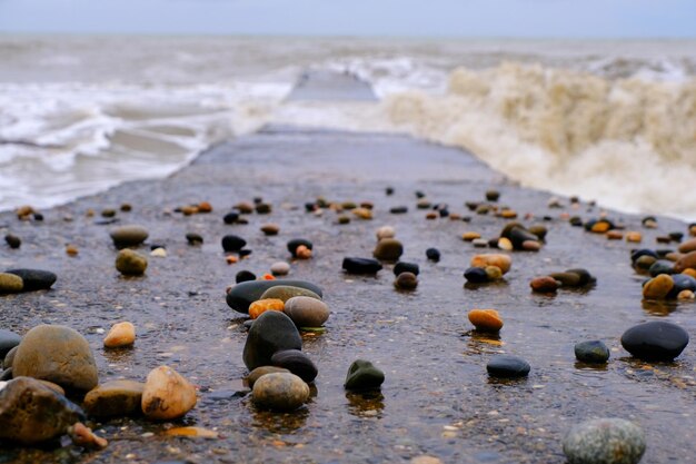 Foto oppervlakte van stenen op het strand