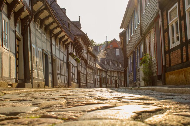 Foto oppervlakte van straat te midden van gebouwen tegen de lucht