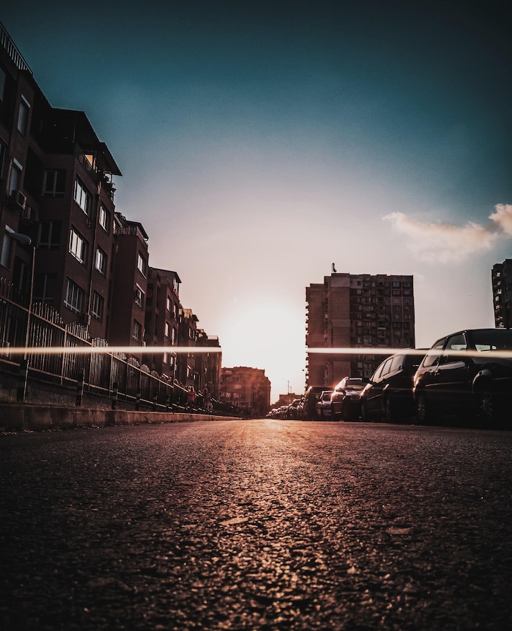 Foto oppervlakte van straat te midden van gebouwen tegen de lucht