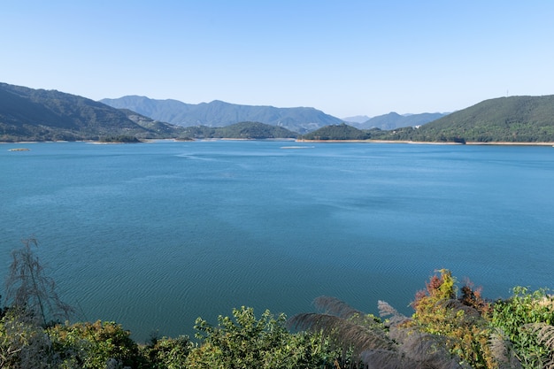 Opposite the lake is the mountain, the sky is blue and the lake water is blue