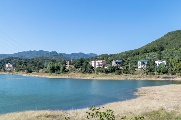 湖の反対側は山、空は青、湖の水は青