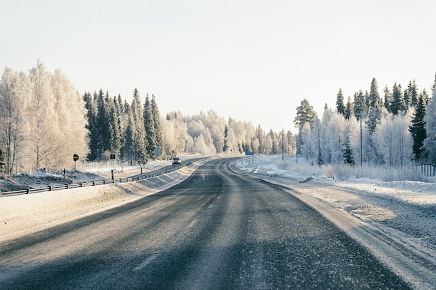 Oprit op besneeuwde winter Lapland, Rovaniemi, Finland