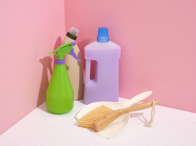 Opruim- en wastijd Stoffer met borstelreinigingsmiddelen