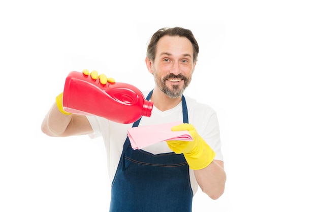 Opruimen concept. Weg met vlekken. Slimme reinigingsoplossing. Schoonmaakservice en huishoudelijke taken. Man in rubberen handschoenen houdt fles vloeibare zeep chemisch reinigingsmiddel vast. Bebaarde man die huis schoonmaakt.