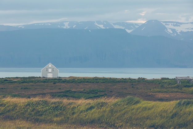 Opruimen huisje aan de kust in Oost-IJsland.