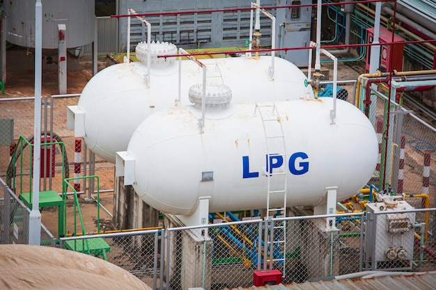 Opslag twee van gas LPG in de horizontale tanks