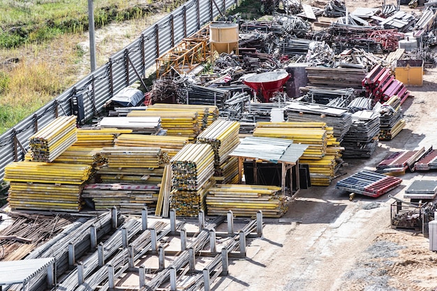 Opslag van apparatuur en materialen op de bouwplaats. bekistingselementen en bouwmaterialen voorbereid voor de bouw van een monolithisch huis.