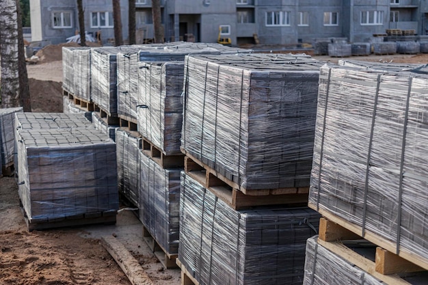 Opslag van straatstenen op pallets op de bouwplaats. Kant-en-klare betonstraatplaten. Afgewerkte producten magazijn.