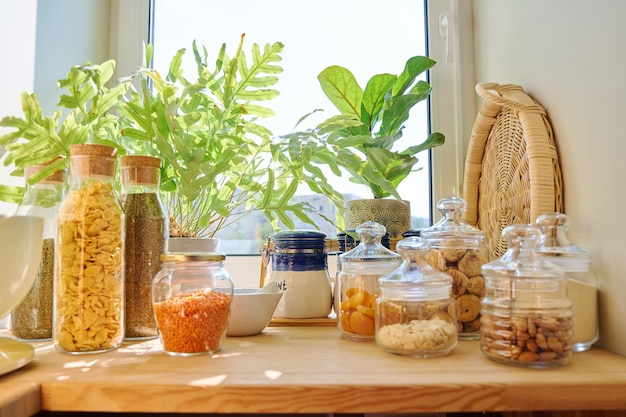 Opslag van voedsel in de keuken in bijkeuken