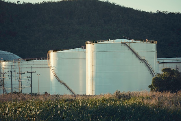 Opslagtank groot wit industrietanks voor benzine en olie