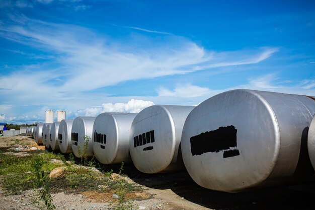 Opslagtank wit één van stookolie in de horizontale tanks