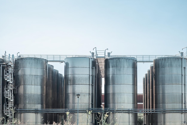 Opslagtanks of -vaten van roestvrij staal voor de fermentatie en rijping van wijn in een moderne wijnmakerij