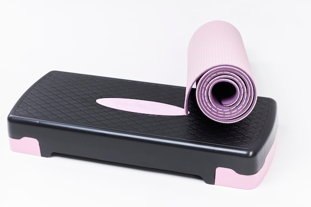 Foto opstapplatform en mat roze fitnessmat en roze opstapplatform