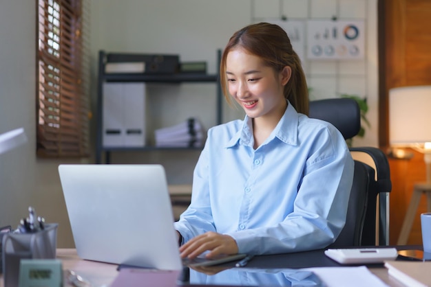 Opstarten bedrijfsconcept Zakenvrouwen werken en typen marketingplan op laptop op de werkplek