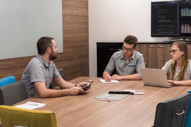 opstarten business team brainstormen over vergadering werken op laptop en tabletcomputer