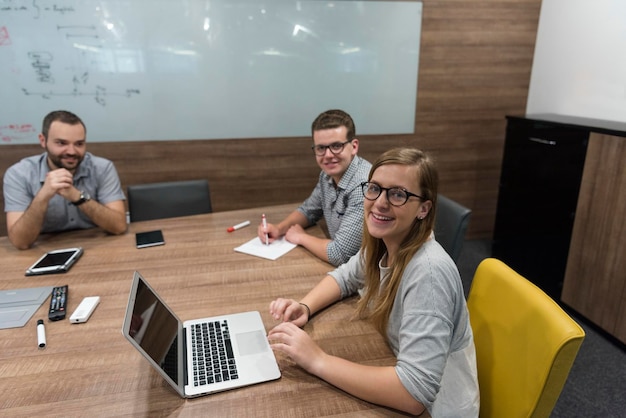 opstarten business team brainstormen over vergadering werken op laptop en tabletcomputer