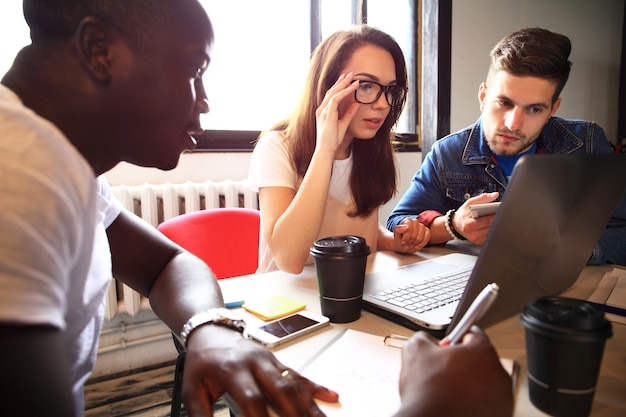 Opstarten diversiteit teamwerk brainstormen vergadering concept. Zakelijke team collega's delen wereldeconomie rapport document