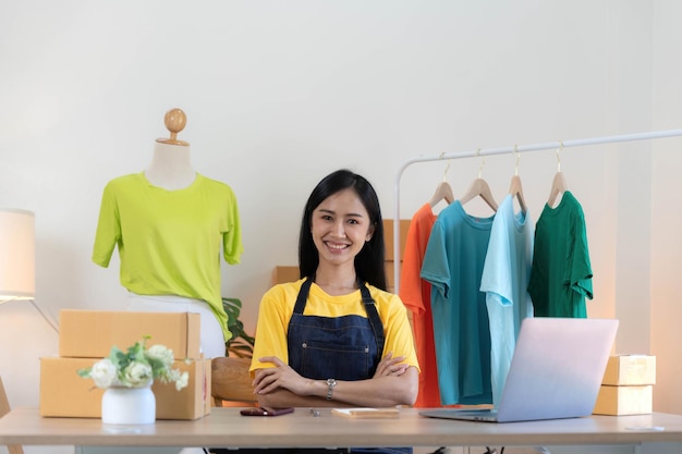 Opstarten klein bedrijf ondernemer mkb aziatische vrouw verpakking doek in doos portret jonge Aziatische eigenaar van een klein bedrijf thuiskantoor online verkoop marketing levering mkb e-commerce telemarketing concept