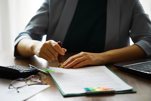 Opstarten leren voor Document rapport zakelijke notitie in vergaderruimte concept Zakenman manager handen schrijven voor het lezen van ondertekening in papierwerk