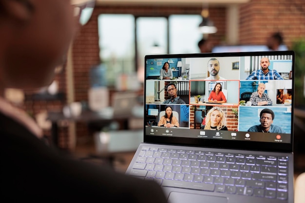 Opstartmanager die op online videocall-conferentie praat met zakenmensen, met behulp van teleconferentiechat op afstand op internetvergadering met webcam. Chatten op videoconferentie in bedrijfskantoor.