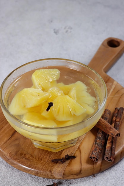 Opstelling nana's of koude Glühweindrank gemaakt van ananas, suiker, kruidnagel en kaneel