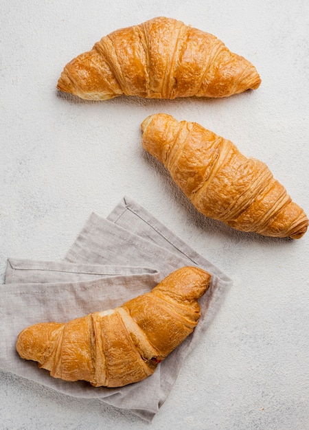 Opstelling van gebakken croissants en doek