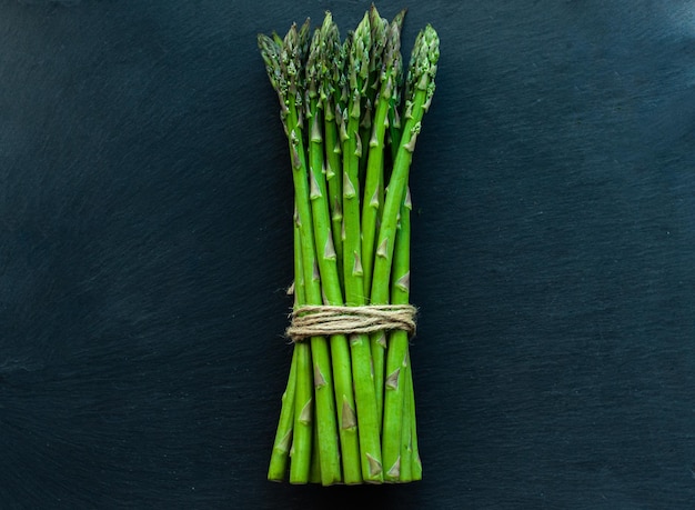 opstelling van groenten asperges op een zwarte achtergrond bovenaanzicht ingrediënten voor het koken van izhi