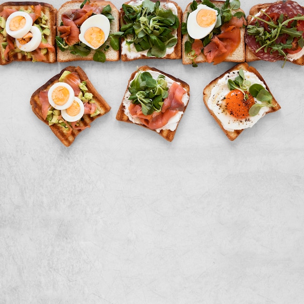 Foto opstelling van heerlijke broodjes op witte achtergrond met kopie ruimte