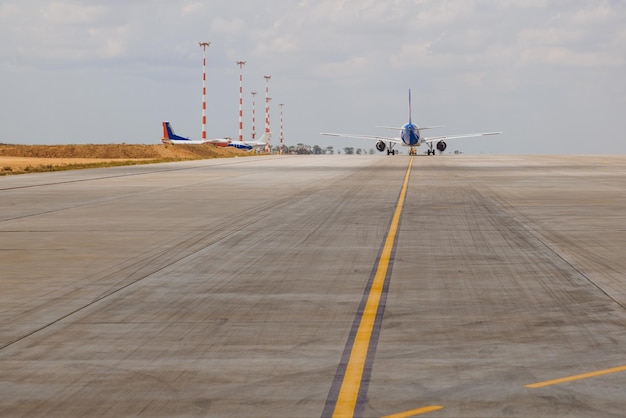 Opstijgend vliegtuig op de landingsbaan van de luchthaven