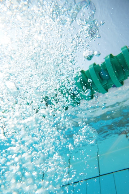 Foto opstijgende bubbels in het water van het zwembad