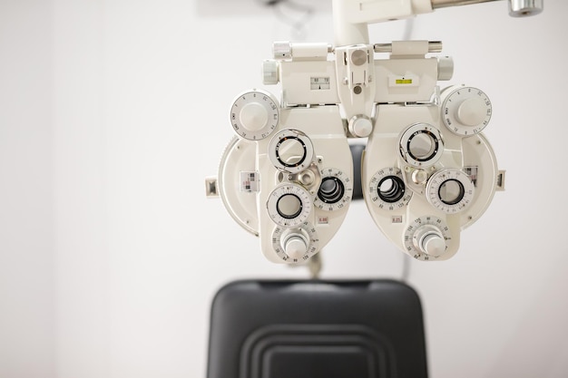 Optical device to measure refractive