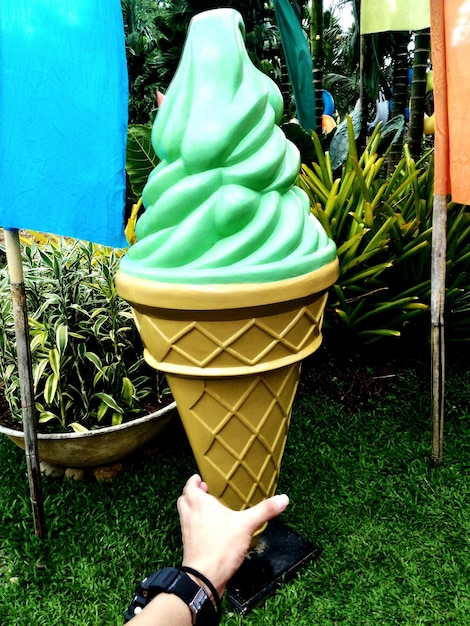 Фото Оптическая иллюзия фигурки мороженого в парке