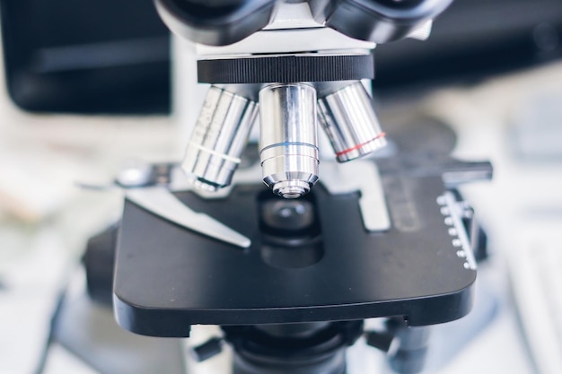 Optical microscope with four different objective lenses