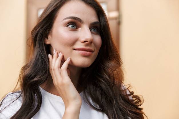 Ottimista giovane bella donna che cammina all'aperto.