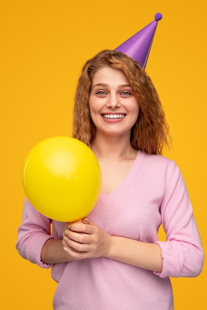 Оптимистичная молодая женщина празднует день рождения