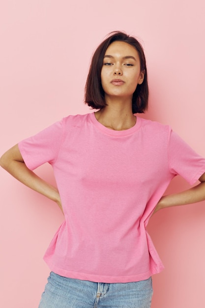 写真 楽観的な若い女性の夏のスタイルのピンクのtシャツスタジオ孤立した背景