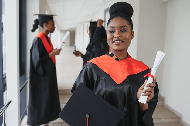 Optimistische jonge universitair afgestudeerden bij afstuderen