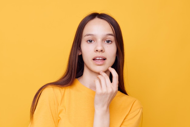 Optimistische jonge vrouw poseren mode jeugd stijl vrijetijdskleding geïsoleerde achtergrond