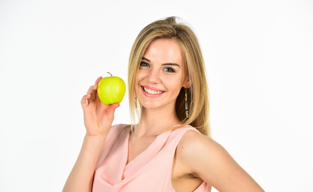 Optimistische vrouw Gezonde glimlach Tandheelkunde concept Tanden bleken Vrouw houdt appel Verse en sappige snack Meisje leef gezond leven Appel biologisch fruit Eet gezond Goed humeur Geluk en vreugde