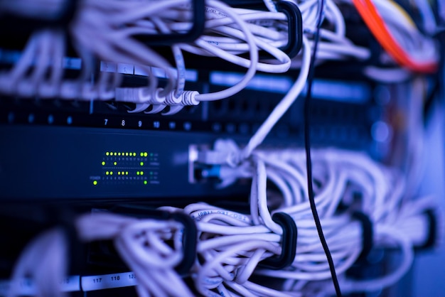 optische kabels aangesloten op de hoofdserver in de serverruimte in het datacenter