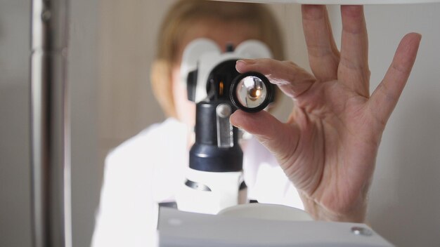 Optometrist arts oogheelkunde onderzoekt patiënten ogen medische concept