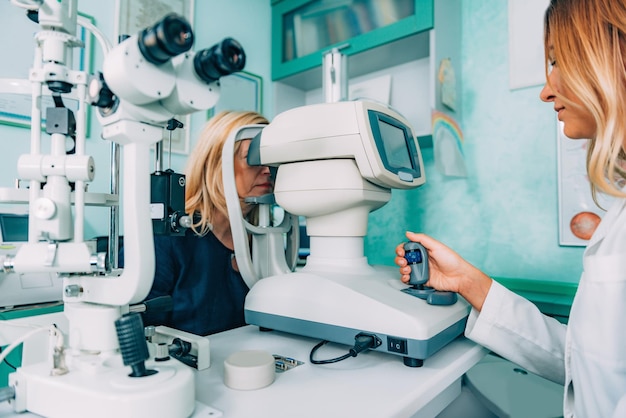 Foto optometrist die patiënt in de kliniek onderzoekt