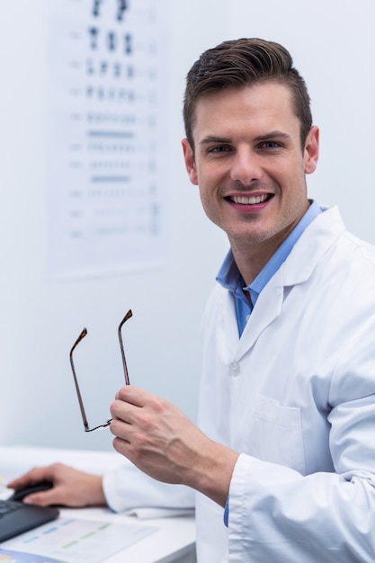 Optometrist die werkt in de oogheelkundige kliniek