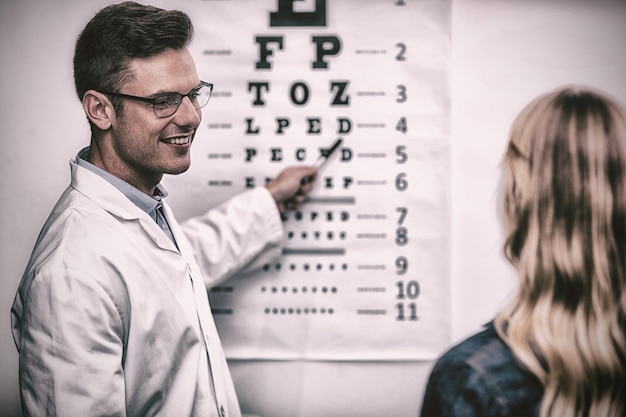 Foto optometrista che esegue il test della vista di una paziente